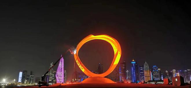 “桥头制造”闪耀多哈湾！一起走IM电竞 IM电竞平台进世界杯雕塑背后的故事(图2)