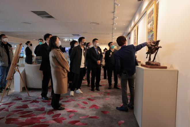 打造候机艺术空间许鸿飞雕塑作品进驻白云机场T2航站楼IM电竞 IM电竞app(图2)