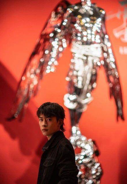 千玺现身雕塑老师个人展没想IM电竞 IM电竞平台到千玺真实喜好因为猫被曝光了？(图2)