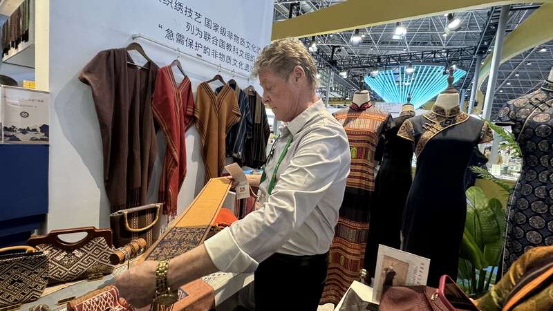 IM电竞 电子竞技平台消博会现场：加拿大雕塑艺术家为中国黎锦点赞(图1)