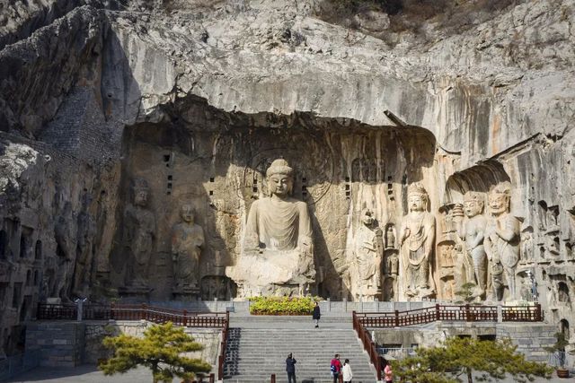 穿越千IM电竞 电子竞技平台年的佛国世界：龙门石窟一生必看的文化遗产(图3)